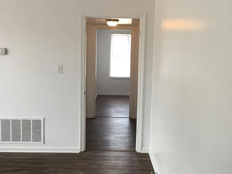 Lakeside Plaza Apartments — Photo 6