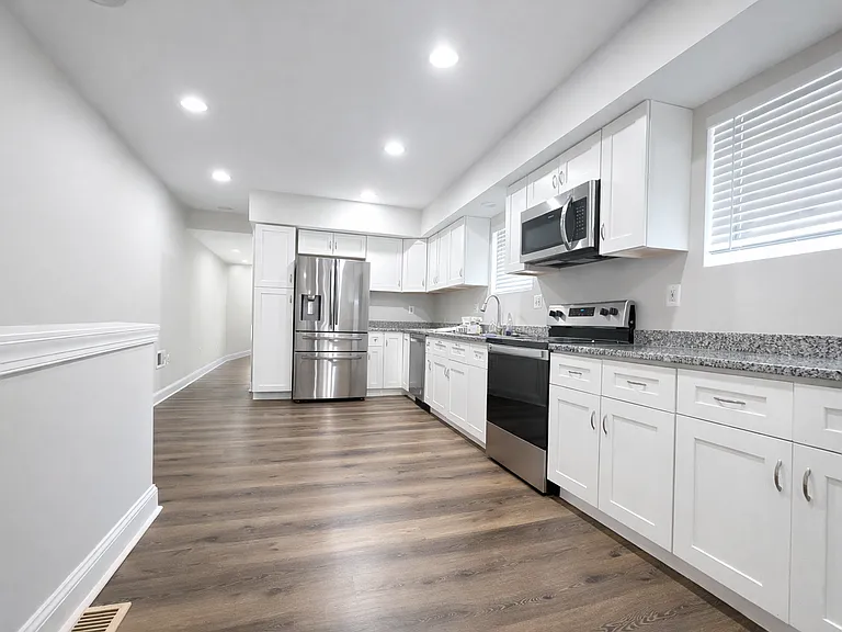 3201 E Fairmount Ave — Photo 5