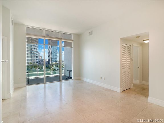 2nd image of 520 NE 29th St #1201