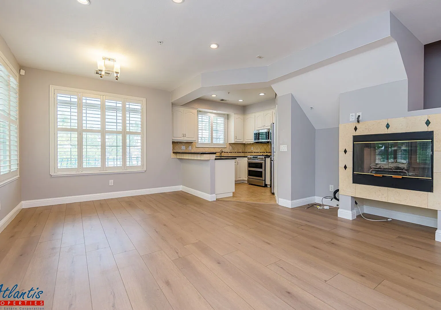 Lovely Townhouse | Desirable Location — Photo 4