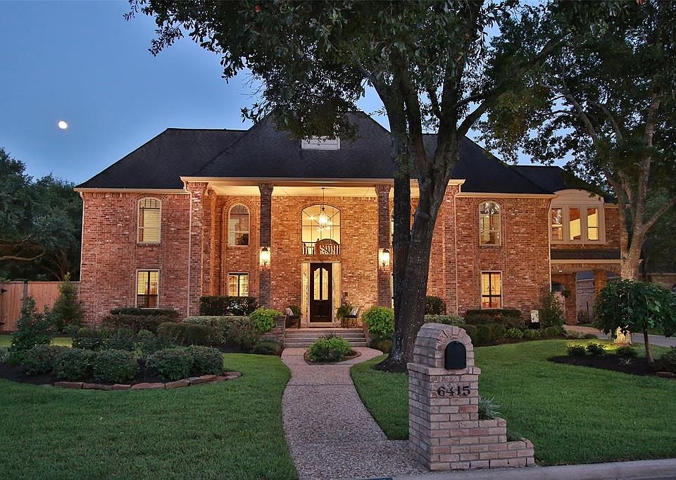 MAGNIFICENT ESTATE HOME IN WIMBLEDON ESTATES & RACQUET CLUB. Southern Charm at its best. Once you enter into this custom built house you will feel right at home. Expansive sweeping front porch, perfect for sitting and enjoying the morning birds, to t