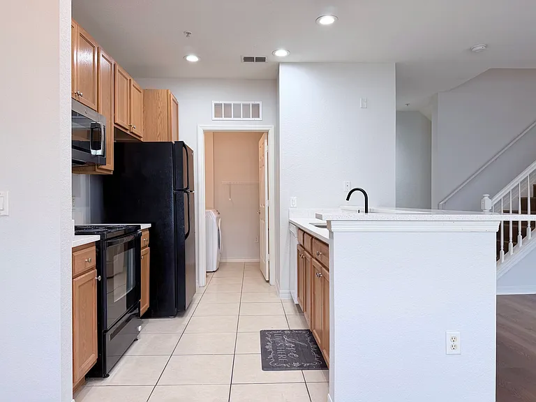 2334 Grand Central Pkwy #17 — Photo 10