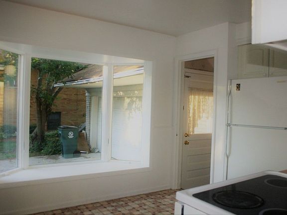 3rd image of 4028 Hillside Dr