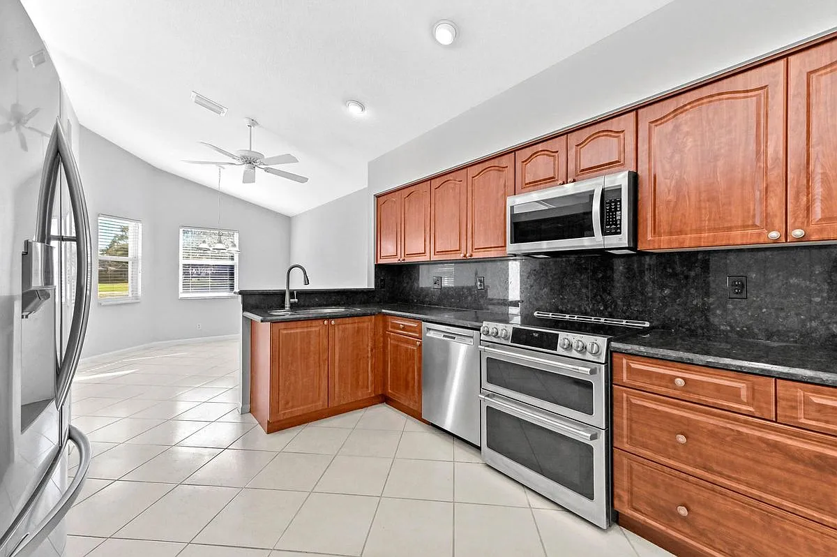 3 bed, 2.0 bath, 1956 sqft, $3,900 — Photo 1