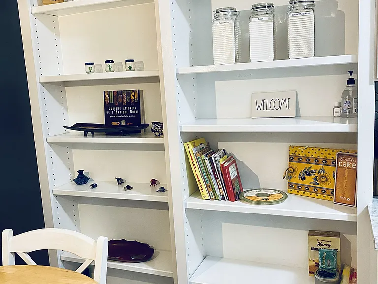 Eat-in dining area and shelves