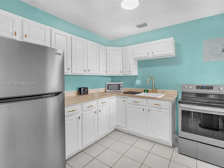 261 SW 15th St #3 — Photo 10