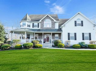 2 Oak Ridge Ct, Manorville, NY 11949