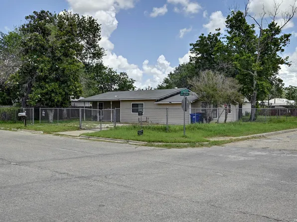 904 San Antonio, Pleasanton, TX 78064