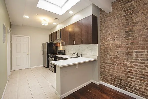 Rented by Perry Associates NYC Inc | media 14