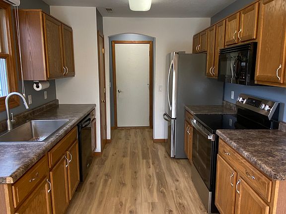 5th image of 335 Crestwood Dr