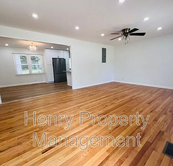 3415 Carolyn Dr — Photo 3
