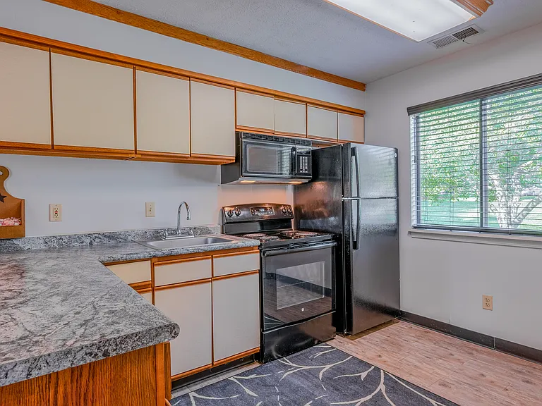 1180 Horseshoe Dr — Photo 1