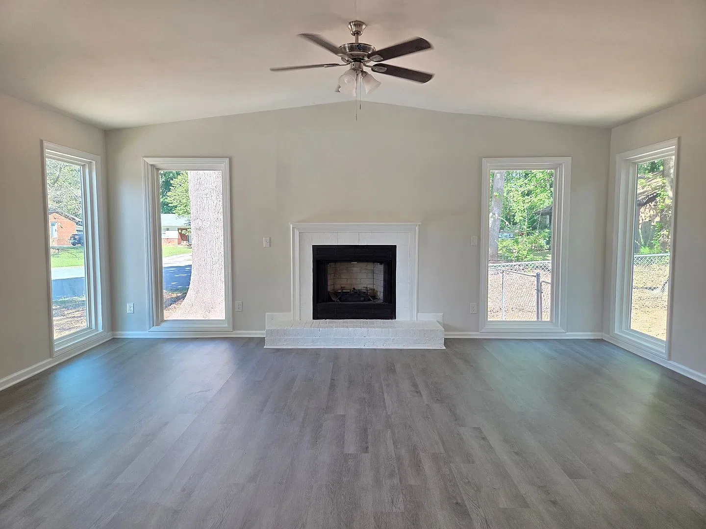 3 bedroom in Charlotte — Photo 4