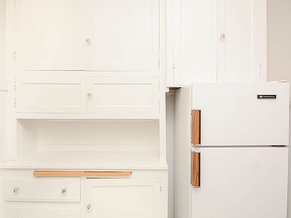 3rd image of 4612 N Hermitage Ave APT 1E