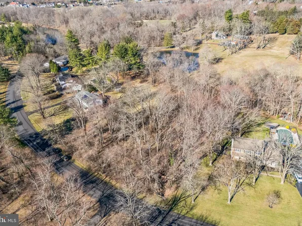 137 Pebble Woods Dr, Doylestown, PA 18901