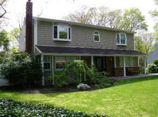 20 McCulloch Dr, Dix Hills, NY 11746