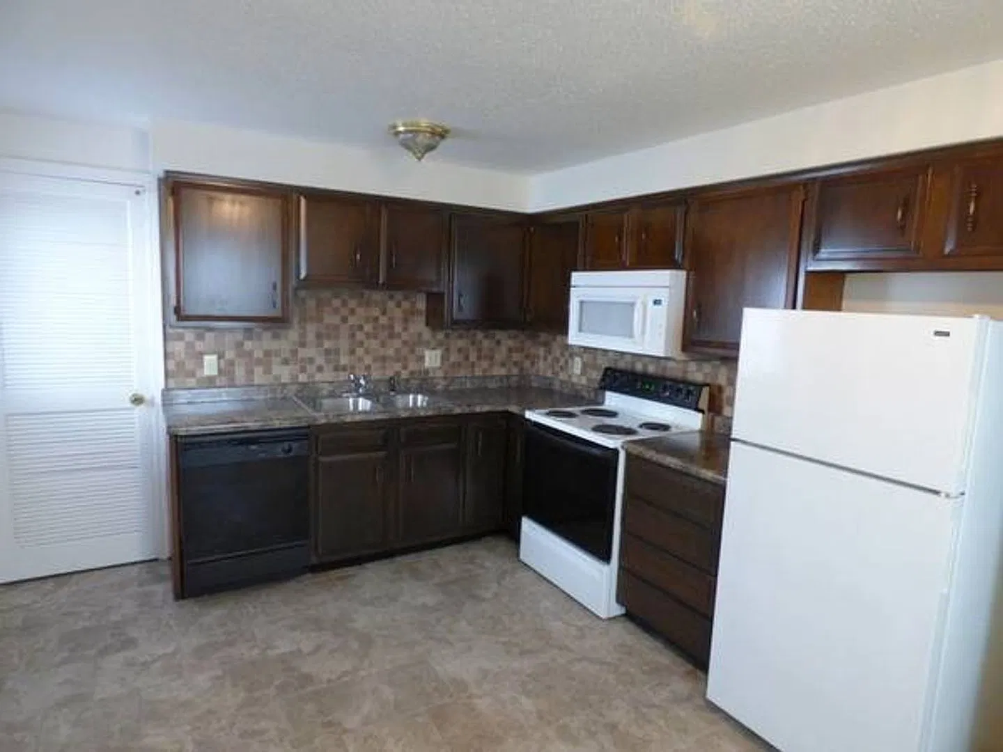 5527 Hoagland Ave. - Beautiful Two Bedroom Ranch Style House W/Central Air — Photo 4