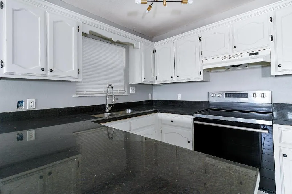 1802 Oasis Dr — Photo 1
