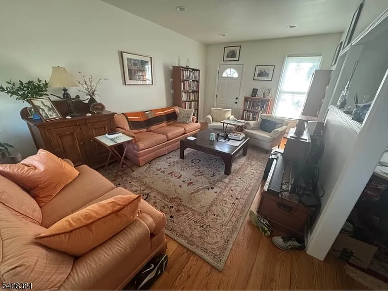 27 Broad St — Photo 3