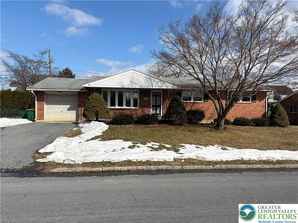 1315 Oak Dr, Macungie, PA 18062