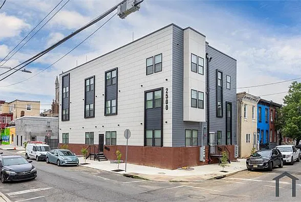 2502 N Lawrence St — Photo 3