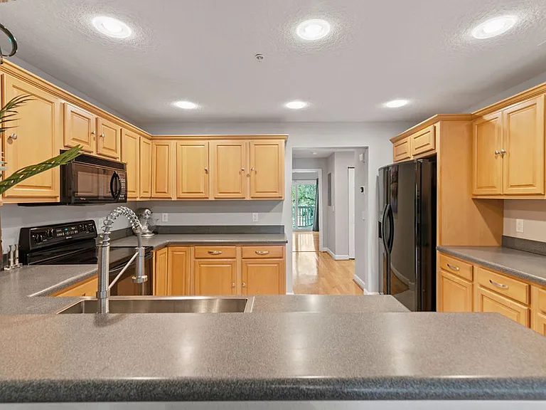 833 N Fern Creek Ave — Photo 10