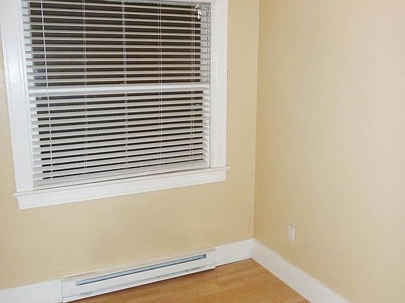 Smaller front bedroom.