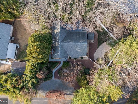 4th image of 323 Breezewood Dr