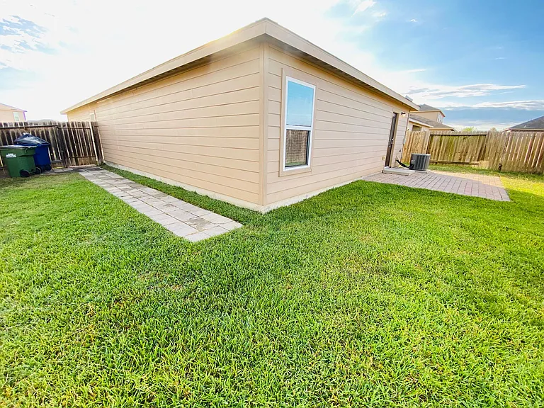 596 Ruby Ln — Photo 24