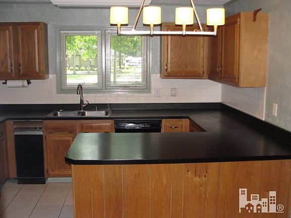 5th image of 9125 Sue Circle NE