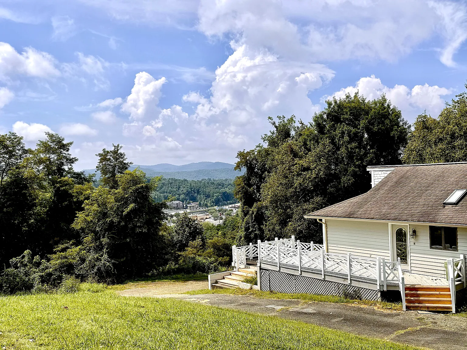 4 bed, 2400 sqft, $3,000 — Photo 1