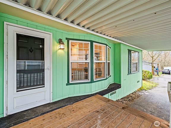 4th image of 998 Mahogany Lane NW