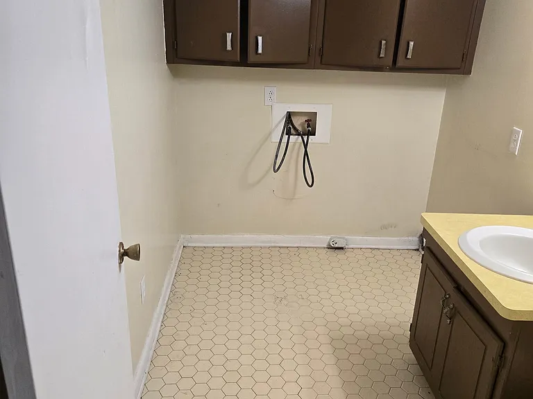 2064 Pineview Dr — Photo 5