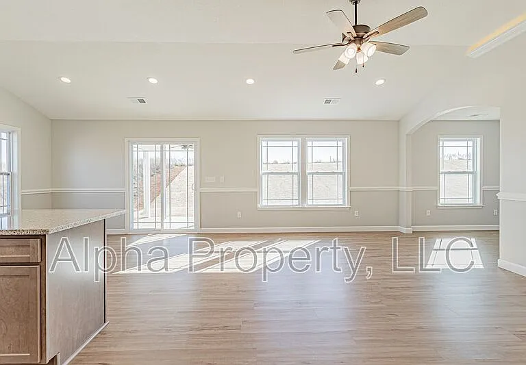 2204 Davenport Ct — Photo 6