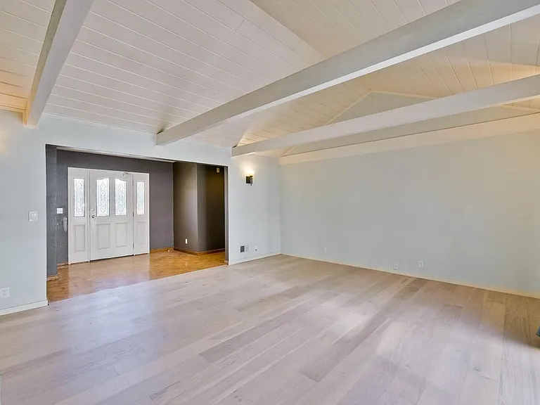 579 Crawford Dr — Photo 3