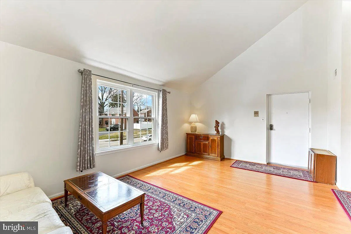 3 bed, 1.5 bath, 1434 sqft, $2,595 — Photo 4