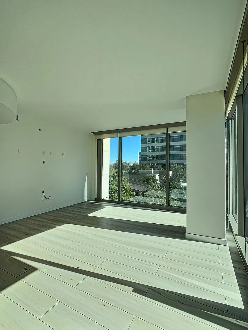 Beautiful and Spacious 2 Bedroom Condo at Axis — Photo 2