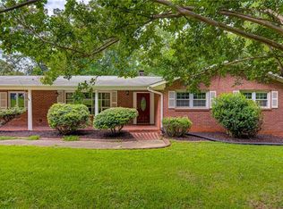 1820 Autumn Ct, Pfafftown, NC 27040