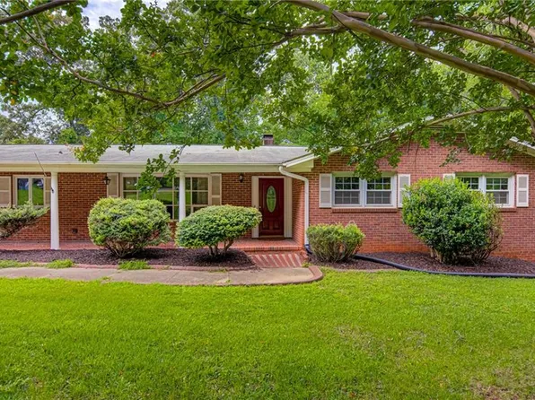 1820 Autumn Ct, Pfafftown, NC 27040