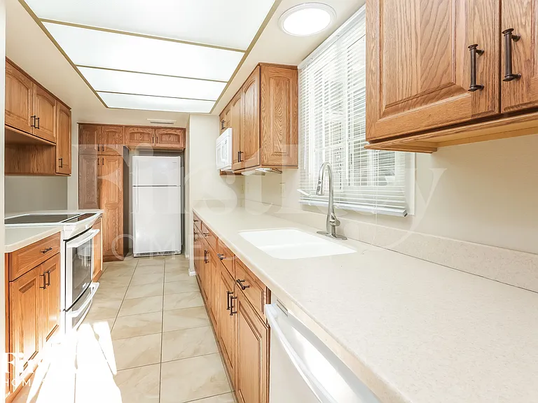 614 E Greenway Dr — Photo 8