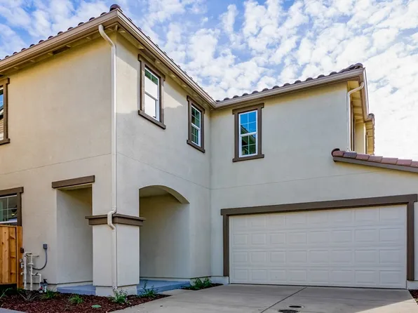 2060 Gladiola Dr, Hollister, CA 95023
