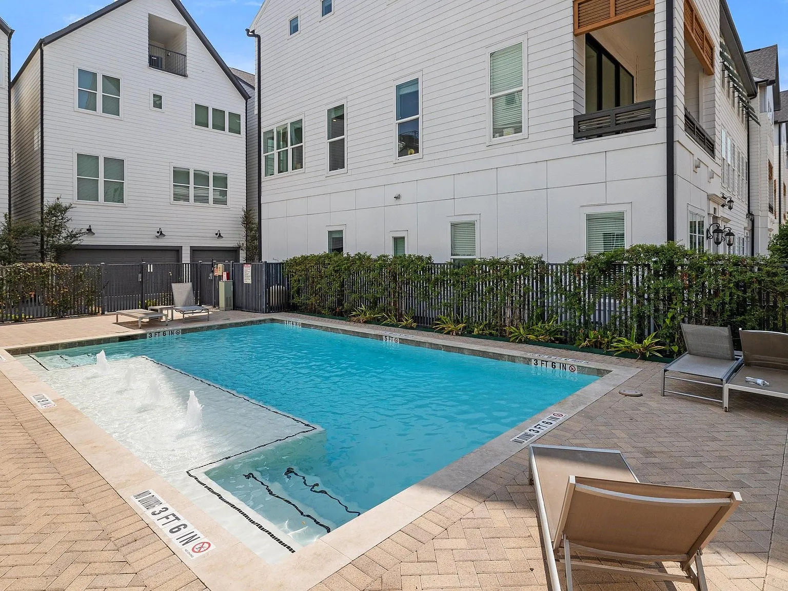 3 bed, 2.5 bath, 2205 sqft, $4,250 — Photo 2
