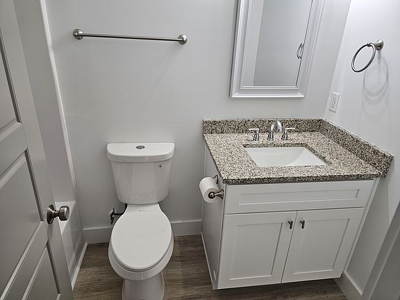 4th image of 225 Essex Dr
