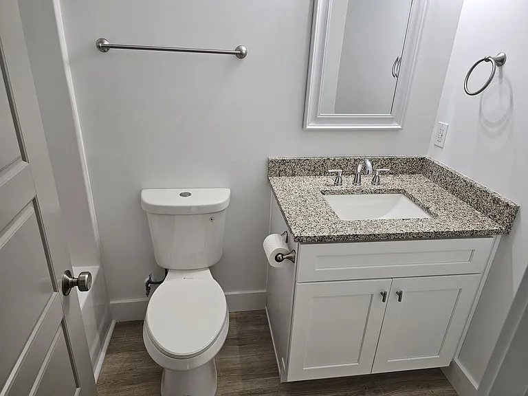 225 Essex Dr — Photo 4