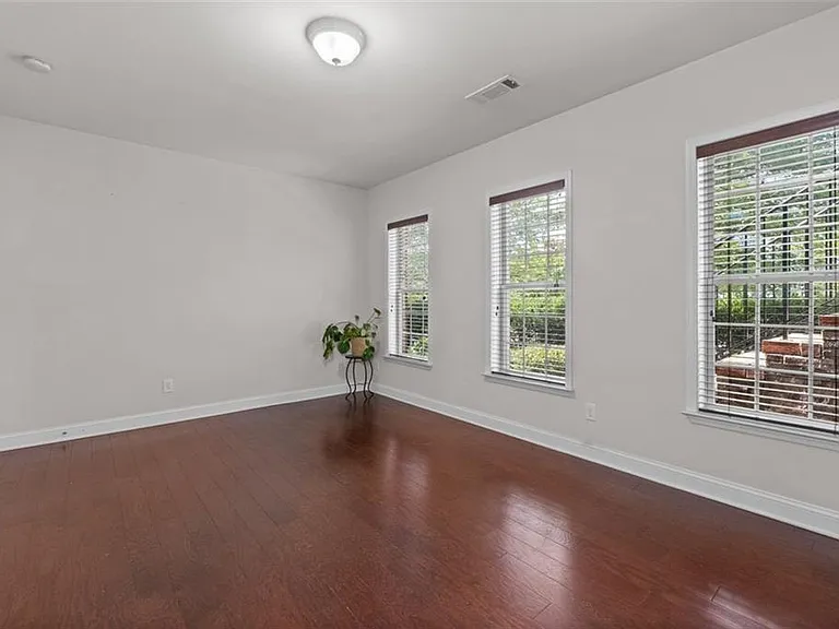 1034 E Paces Ln NE — Photo 31