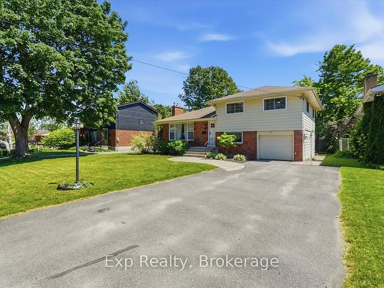 48 Melrose Cres — Photo 2