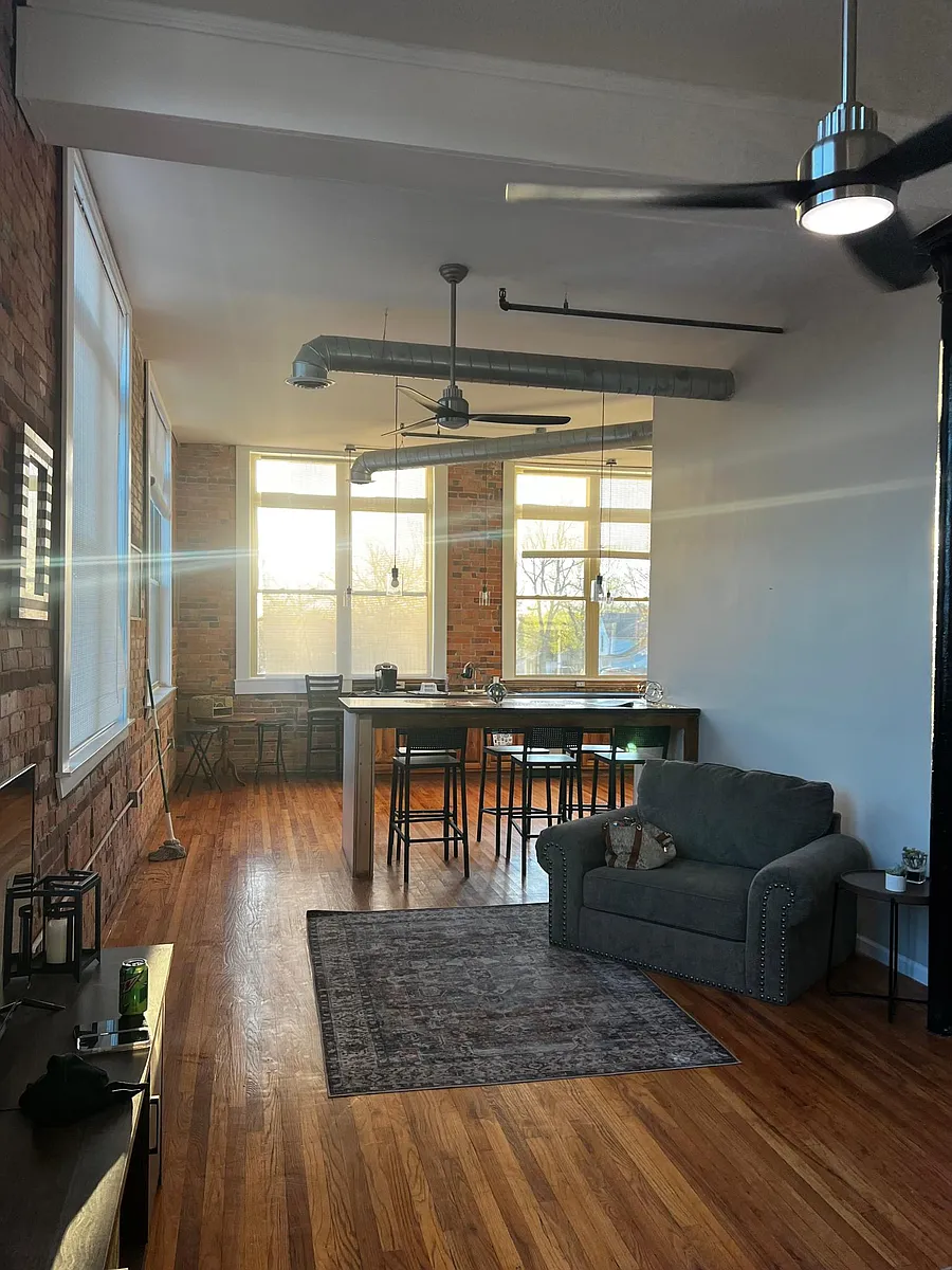 Building Photo - 145 W Pine St #M