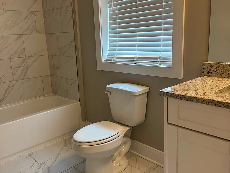 1121 Lawrence Ave #7 — Photo 23