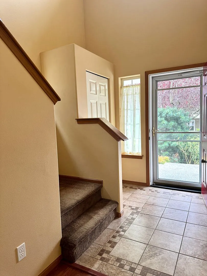 in town Kingston 3 bedroom townhome now available — Photo 4