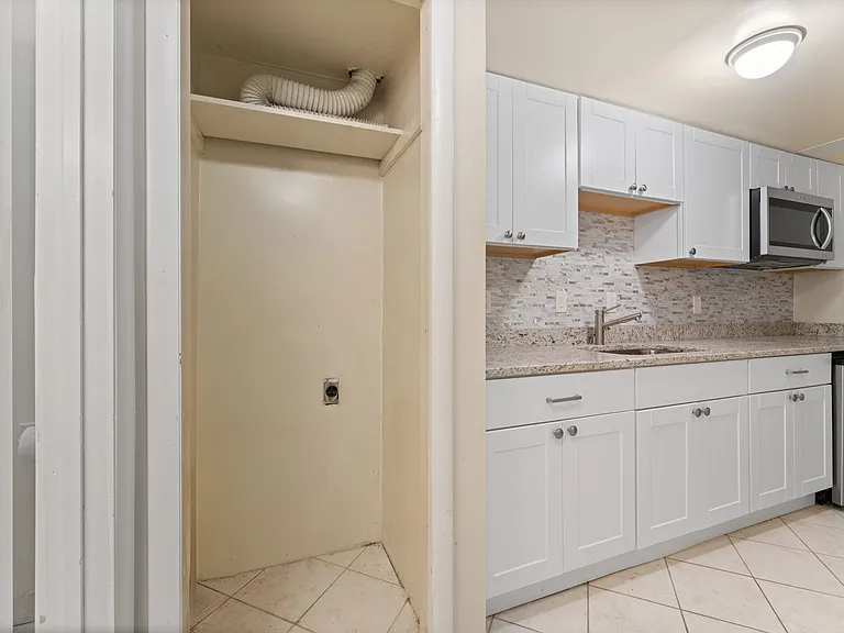 2nd full kitchen in Lower Level!